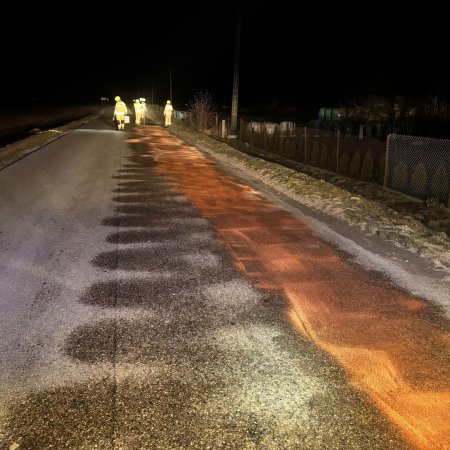 Akcja o późnej porze. Strażacy usuwali plamę oleju