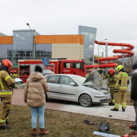 Pożar samochodu w Ostrołęce. Szybka interwencja strażaków zapobiegła tragedii [ZDJĘCIA]