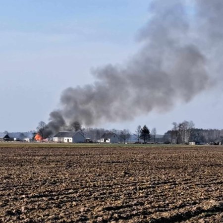 Pożar budynku we wsi Rębisze-Parcele w gminie Goworowo [ZDJĘCIA]