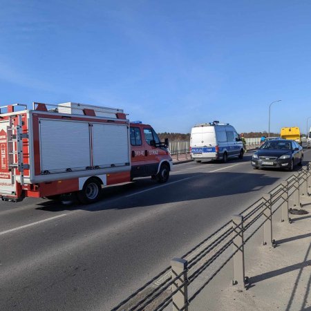 Sobotni poranek w Ostrołęce: Zderzenie osobówki i busa na moście im. kard. Wyszyńskiego [ZDJĘCIA]