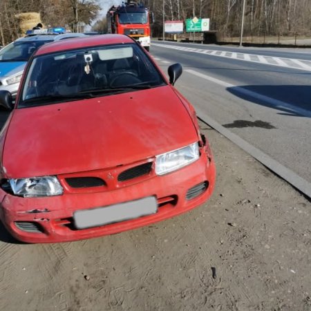 Stłuczka na wyjeździe z Ostrołęki – policja i straż na miejscu [ZDJĘCIA]