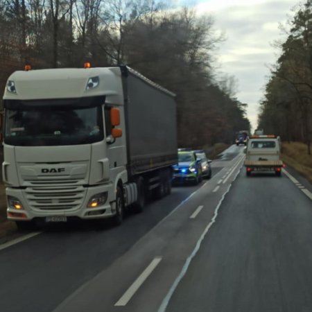 Niebezpieczny incydent na DK 61: Gruz spadł na jezdnię i uszkodził jadące auto [ZDJĘCIA]