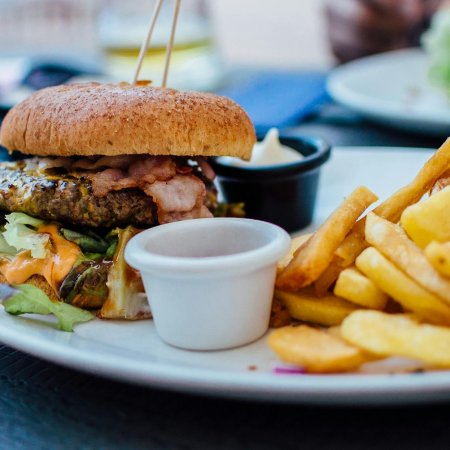 burger z frytkami w Szczecinie