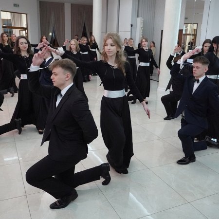 Młodzież ZSZ nr 3 w Ostrołęce bawiła się na studniówce [WIDEO, ZDJĘCIA]