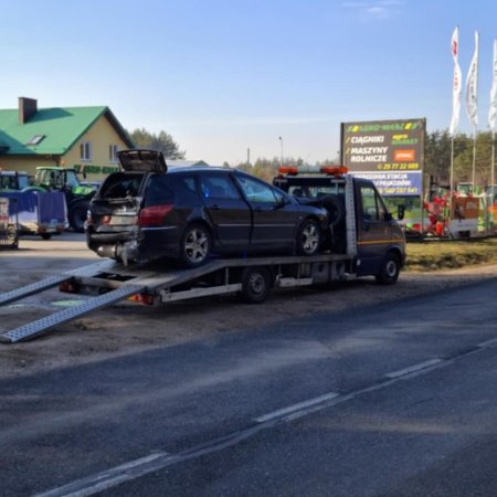 Wydmusy: Mercedes uderzył w peugeota, a ten w fiata – groźna kolizja na drodze