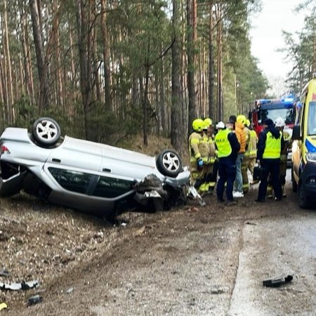 Pijany kierowca dachował w Wydmusach! [ZDJĘCIA]