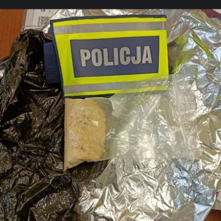 Policjanci z Ostrołęki przechwycili 1200 porcji handlowych narkotyków. Zatrzymano 9 osób, 5 już usłyszało zarzuty