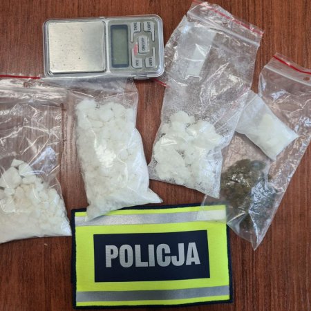 Amfetamina i marihuana w jednym z mieszkań w Ostrołęce. Policja znalazła ponad 500 porcji narkotyków!