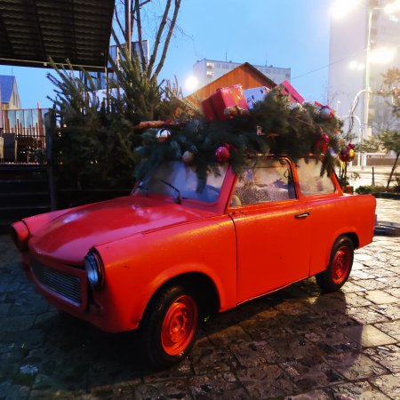 Najciekawsza ozdoba świąteczna w Ostrołęce? Legendarny pojazd w nietypowej roli