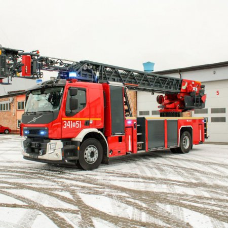 Wóz z drabiną Rosenbauer wycofany z użytkowania. Jeden z nich otrzymała straż w Ostrołęce [WIDEO]