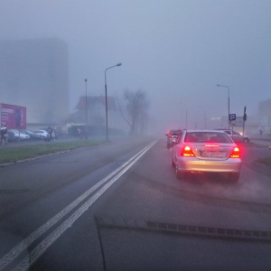 Alert pogodowy dla Ostrołęki i powiatu. Będą gęste mgły znacząco ograniczające widoczność