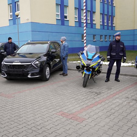 Nowe auta i motocykle w służbie ostrołęckiej policji [ZDJĘCIA]