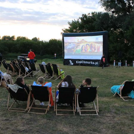 Plenerowe kino letnie na plaży w Ostrołęce [ZDJĘCIA]