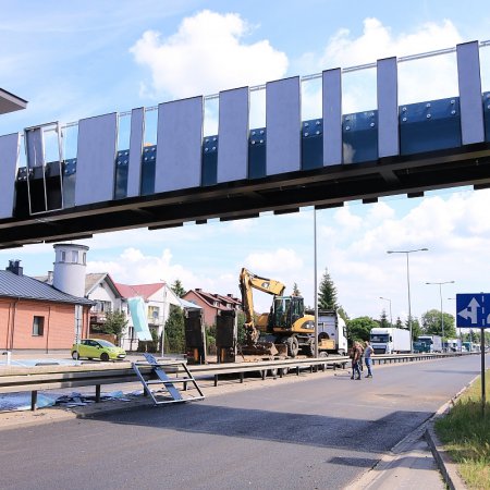 Kładka nad ulicą Traugutta ponownie uszkodzona! Uderzyła w nią ciężarówka wioząca koparkę [ZDJĘCIA]