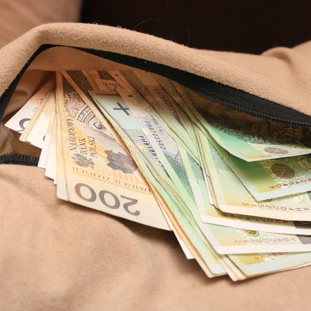 W Ostrołęce znaleziono saszetkę ze znaczną sumą pieniędzy