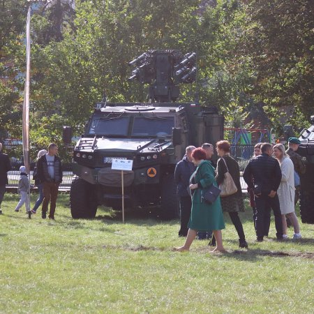 Piknik militarny w “dwójce”. Można z bliska przyjrzeć się ciekawym pojazdom wojsk NATO [ZDJĘCIA]