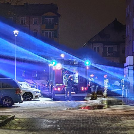 Nocna akcja strażaków w centrum Ostrołęki. Paliło się w wieżowcu! [ZDJĘCIA]