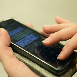 Po instalacji aplikacji na smartfon 41-latka straciła kilkadziesiąt tysięcy złotych